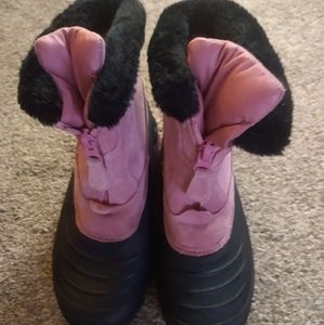 Women's Lake & Trail pink and black snow boot, size 8.